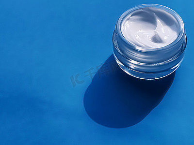 面霜保湿罐作为蓝色背景产品样品、美容护肤、化妆品科学
