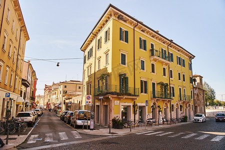 意大利维罗纳- 2021年10月12日：意大利维罗纳与人行横道、汽车和黄色房屋的交叉口