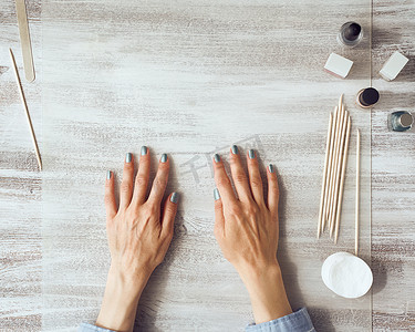 母亲和女儿做指甲，用清漆涂指甲。