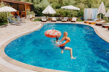 游泳暑假摄影照片_快乐的孩子在暑假玩得开心。