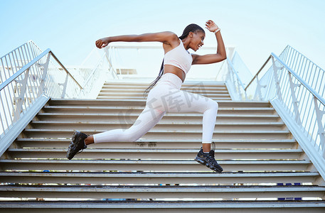 能量、跑步和黑人女跑步者在户外健身训练、健康锻炼或运动速度挑战的台阶上。