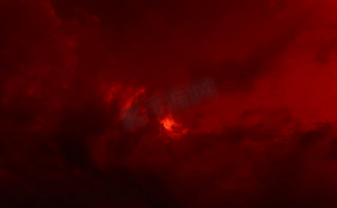 与太阳强光的深红色剧烈的云彩