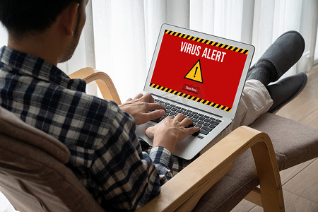 计算机屏幕上的病毒警告警报检测到流行的网络威胁