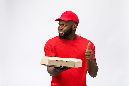 送货概念-快乐的非洲裔美国送货员拿着披萨盒包裹并竖起大拇指的肖像。