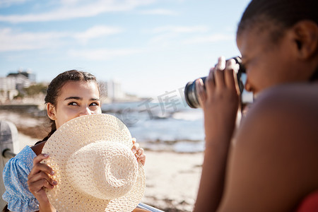 内容创作者视频博客中佛罗里达州迈阿密海滩社交媒体评论的旅游影响者、女性和摄影师。