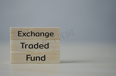 木制立方体块图标 ETF 交易所交易基金在桌子上。商业股票市场金融指数基金概念。