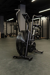 自行车健身房设备激励锻炼，用于俱乐部和健康循环、旋转对象的力量强度。