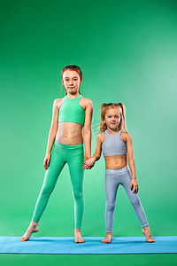 绿色背景下做健身运动的小女孩