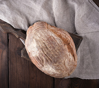 在木切板上用黑麦面粉制成的烤椭圆形面包