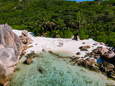 digue摄影照片_Anse Source dArgent beach, La Digue Island, Seyshelles, 无人机鸟瞰La Digue Seychelles鸟瞰图，成熟情侣男女度假塞舌尔