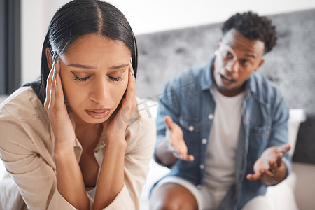 夫妻吵架，离婚压力，对心理健康抑郁感到悲伤，因恐惧而焦虑，对家里卧室的婚姻问题感到厌倦。