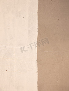 墙壁上有棕色的双色调灰泥。