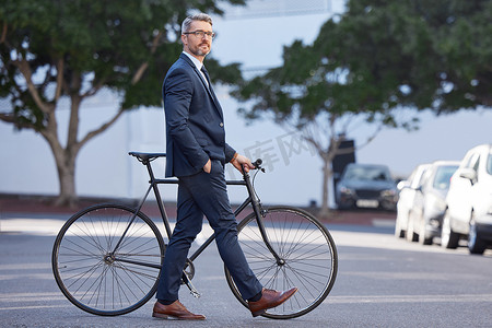 进行我的日常锻炼。一位成熟的商人在城市骑自行车上下班。