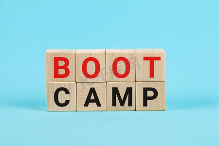 培训字摄影照片_BOOT CAMP 字写在木版上，商业概念 Bootcamp 字抽象为木型。