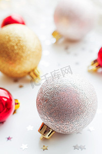 圣诞节和新年背景与金色和红色装饰