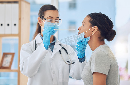医生在办公室用鼻拭子采集样本，对患者进行新冠病毒检测。