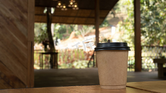 咖啡馆木桌上的一次性纸杯咖啡。