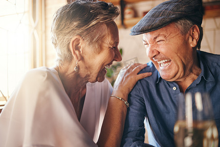 老年人、情侣在餐厅里一起讲笑话，度过一段亲密时光。