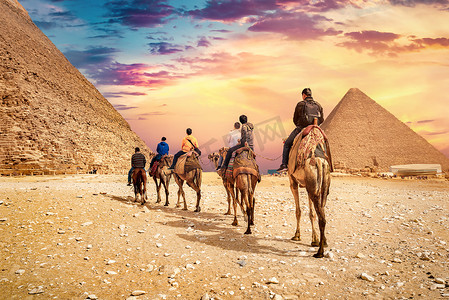 在金字塔骑骆驼