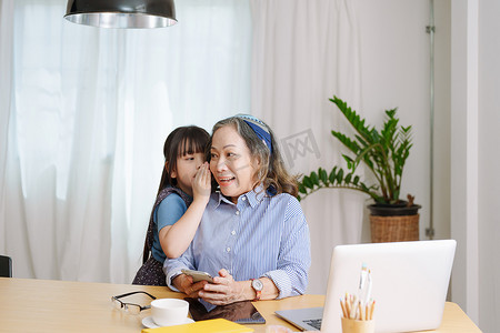 亚洲肖像、祖母和孙女与小孩一起休闲，互相窃窃私语