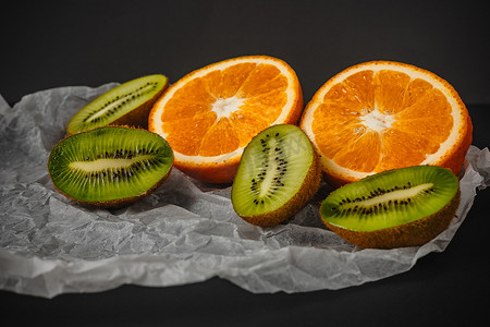 奢华的水果背景。橙子和猕猴桃在切口中。