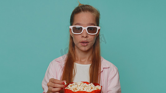 女孩吃爆米花，观看有趣的电视剧、体育比赛、电影、在线社交媒体电影