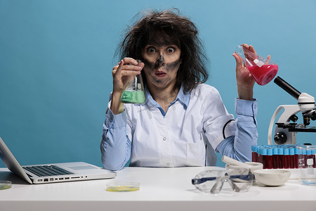疯狂愚蠢的实验室工作人员坐在办公桌前，玻璃罐里装满了实验液体化合物。