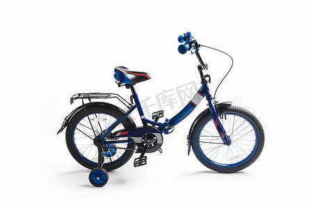 儿童自行车摄影照片_带辅助轮的儿童自行车，隔离在白色