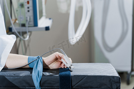 女性手上的脉搏血氧计用于测量氧饱和度。