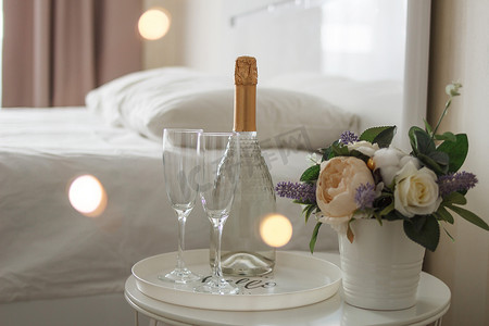 香槟图案摄影照片_旅馆房间里的两杯酒和一瓶香槟。
