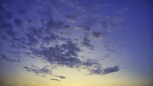 空中无人机视图天空与云彩和太阳光线黄色和蓝色背景。
