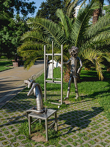 金属雕像摄影照片_俄罗斯索契 - 2021年5月27日。艺术博物馆附近的动物艺术家和模型由哈科布·哈拉菲扬 (Hakob Khalafyan) 制作的金属雕像。