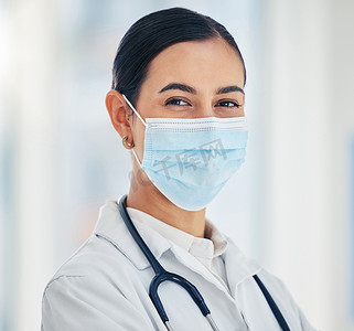 科维德医生在医院或诊所工作时，戴着口罩，以确保安全、药物和卫生。