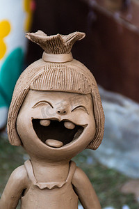 用于花园装饰的快乐陶瓷娃娃。