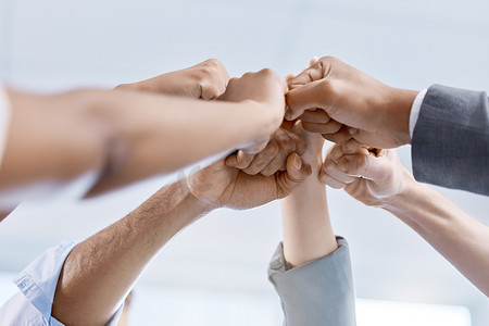 商界人士的多样性、手或拳头互相庆祝、团结和支持。