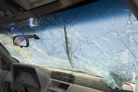 一辆挡风玻璃破碎的汽车的特写