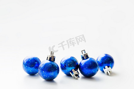 圣诞节和新年背景与圣诞树的蓝色星空装饰球。