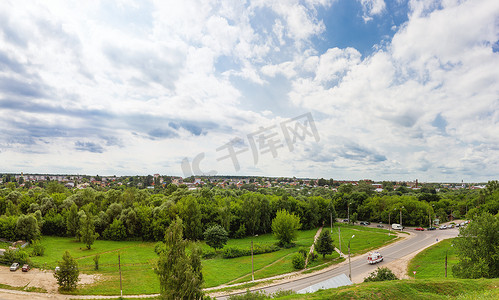 从红山上欣赏谢尔普霍夫镇（莫斯科地区）的全景。