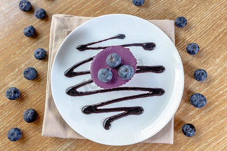 美味的蛋糕配黑莓蓝莓慕斯。