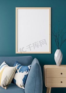 现代客厅蓝色墙壁上的空垂直相框。