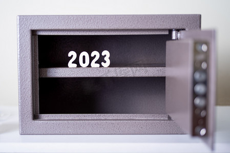 安全国家摄影照片_金属保险箱和2023年，国家的铁幕。