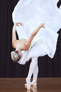 芭蕾舞表演后的女人，舞者练习成为专业芭蕾舞演员，在舞台剧院或歌剧表演中跳舞。