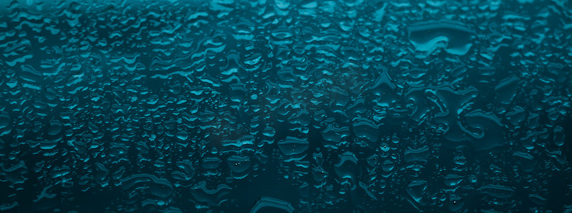 蓝色质感玻璃摄影照片_水纹理抽象背景、绿松石玻璃上的水滴作为科学宏观元素、阴雨天气和自然表面艺术背景环境品牌设计