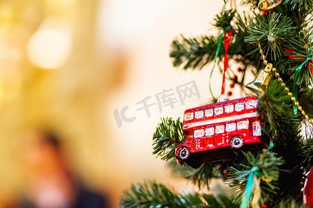 枞树装饰有玩具双层巴士和灯泡，用于圣诞节和新年庆祝活动。