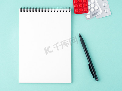 打开空白的白色干净页的笔记本，写下疾病的治疗计划。