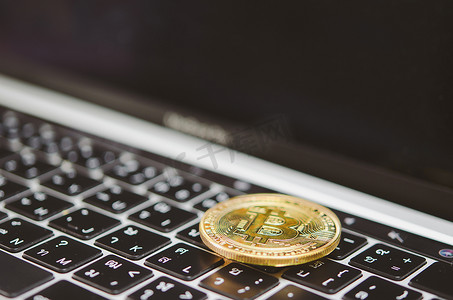 键盘电脑笔记本电脑上的硬币货币经济贸易市场投资数字货币加密比特币。商业交换金融区块链概念。