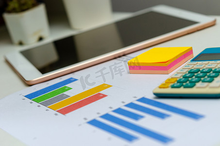 年终总结报告模板摄影照片_办公室办公桌上的业务文档图表和图表分析财务信息投资报告。