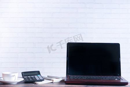 白鼠标摄影照片_办公桌上有空白屏幕的笔记本电脑。