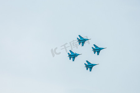 俄罗斯乌法 — 2021 年 7 月 10 日：Sukhoi Su-30SM 31 BLUE，北约代号：Flanker-C，俄罗斯空军俄罗斯骑士队喷气式战斗机进行航展