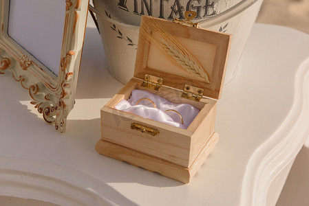 成婚摄影照片_在海边装饰的婚礼仪式的白色桌子。